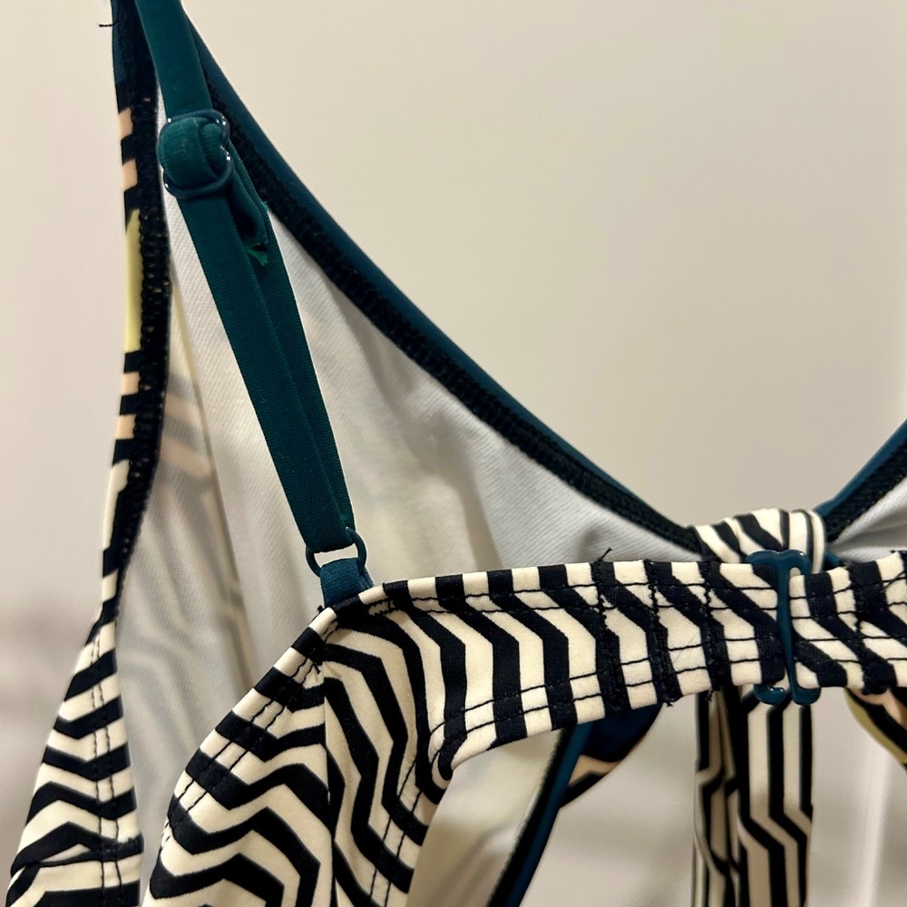 Urban Outfitters cut out bathing suit one piece - Picture 4 of 11